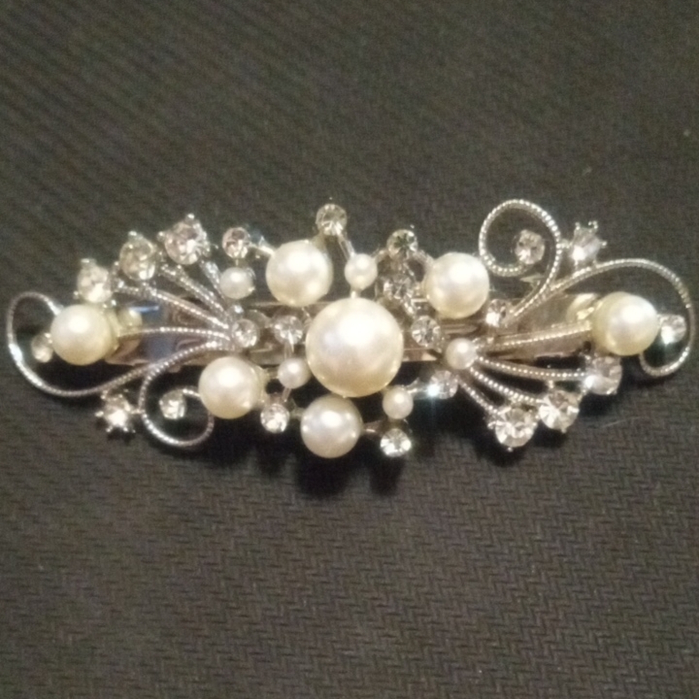 Elegant Pearl and Crystal Hair Clip Set - Picture 2 of 9